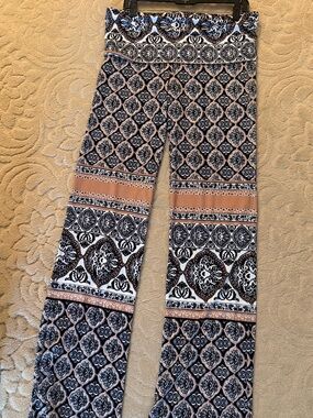 Hale Bob Black, White & Blush Printed Wide-Leg stretch pants.